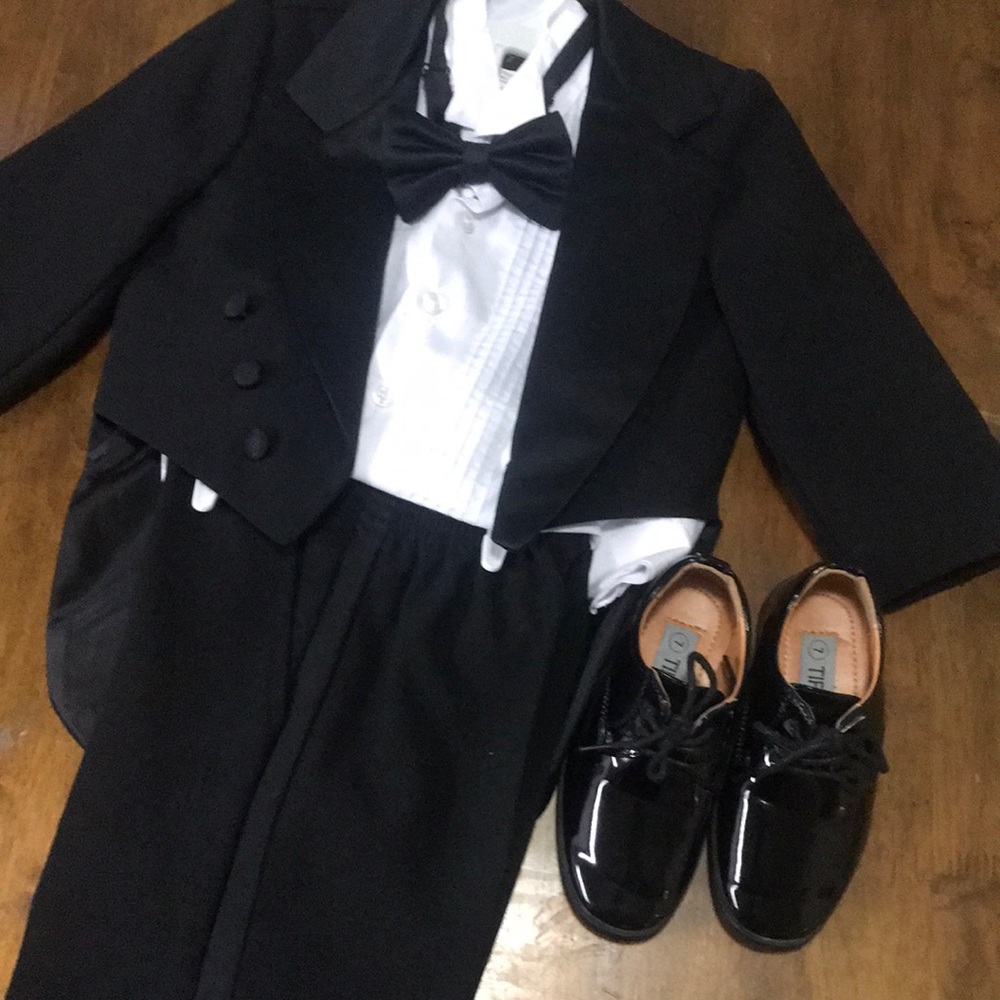 Tuxedo 🤵🏻 for Boy size 2 with shoes